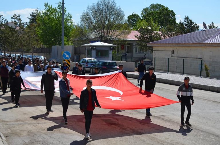 TERCAN’DA COŞKULU GENÇLİK YÜRÜYÜŞÜ