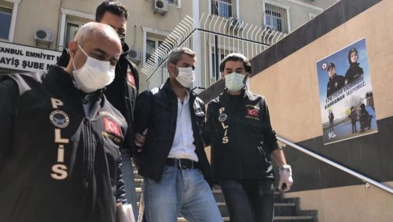 ABLASININ BOĞAZINI KESİP ÖLDÜRDÜ