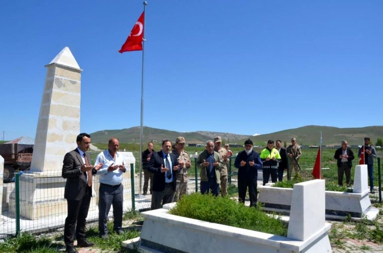 KAYMAKAM ÇELİK EDEBÜK KÖYÜNDE ŞEHİTLİK DÜZENLEME ÇALIŞMALARINI İNCELEDİ
