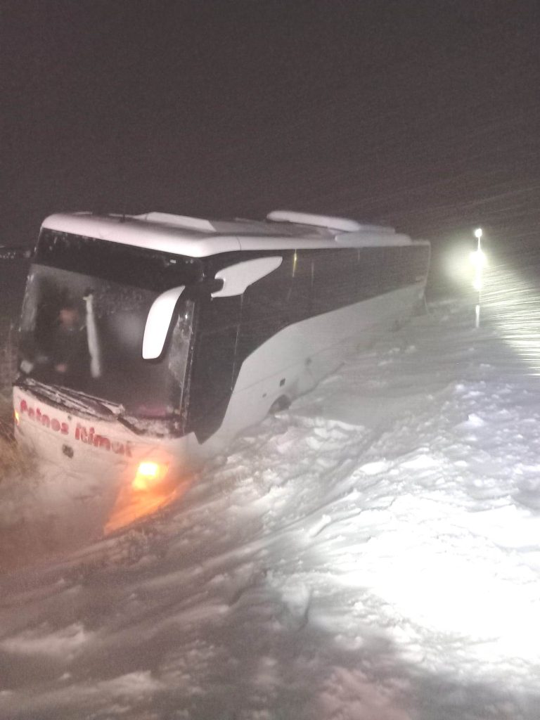 TERCAN’DA KAR’DA MAHSUR KALAN YOLCULAR KURTARILDI.