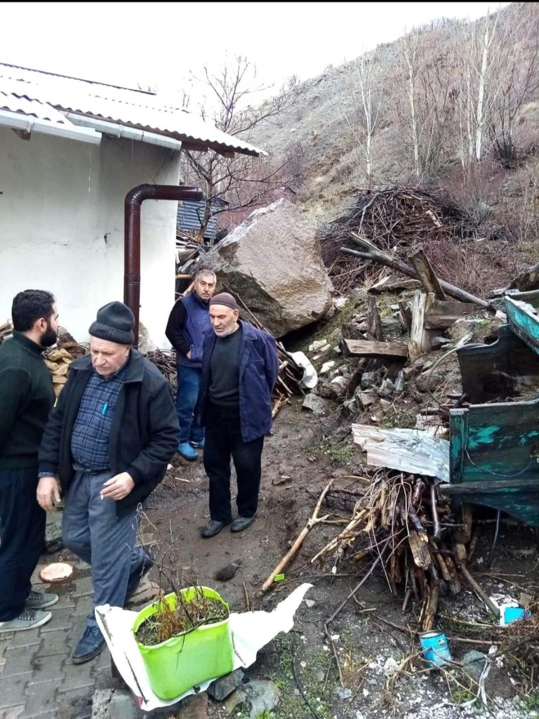 EVİN ÜZERİNE KAYA YUVARLANDI