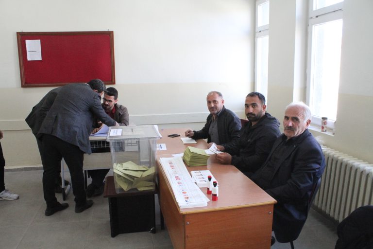 TÜRKİYE SANDIK BAŞINDA… OY KULLANMA İŞLEMİ BAŞLADI