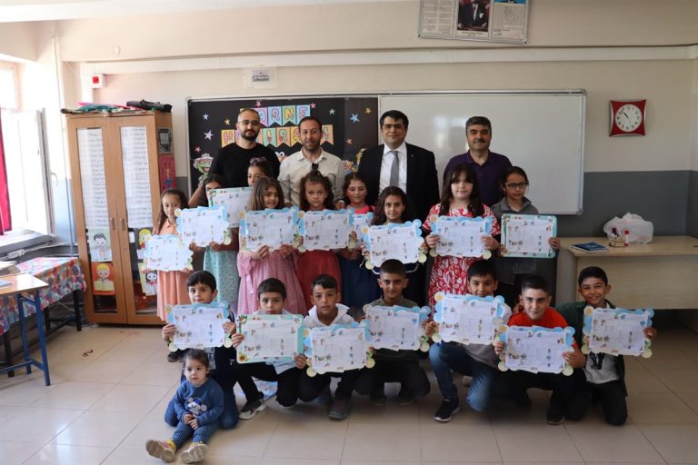 TERCAN’DA SON DERS ZİLİ ÇALDI, ÖĞRENCİLER KARNELERİNİ ALDI