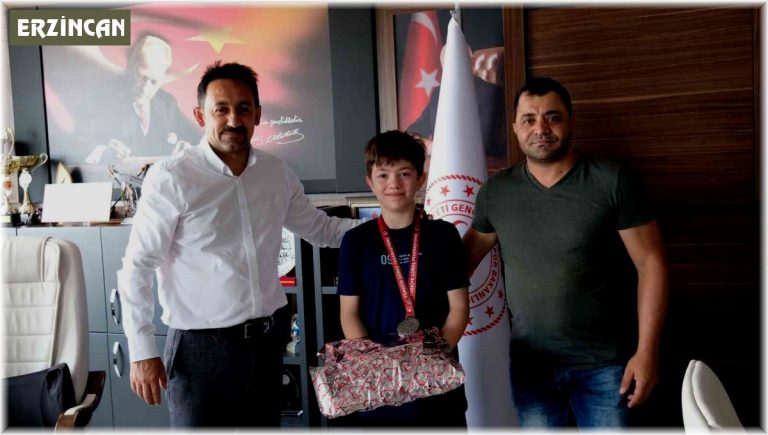 TÜRKİYE İKİNCİSİ OLAN ERZİNCANLI GÜREŞÇİ SARIÇİÇEK’ TAKTİR’LE KARŞILANDI