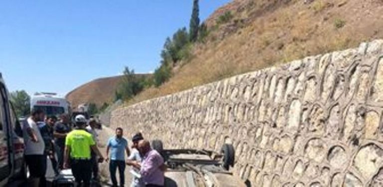 TERCAN ‘DA OTOMOBİL TAKLA ATTI 4 YARALI can pazarı yaşandı.