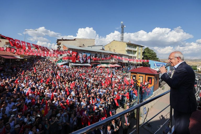 KILIÇDAROĞLU TERCAN’DA COŞKUYLA KARŞILADI