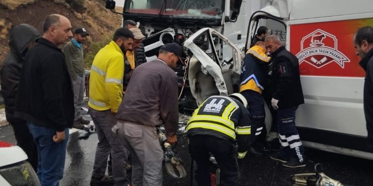 TERCAN’DA FECİ TRAFİK KAZASI FACİASI: 1 KİŞİ HAYATINI KAYBETTİ, 2’DE AĞIR YARALI