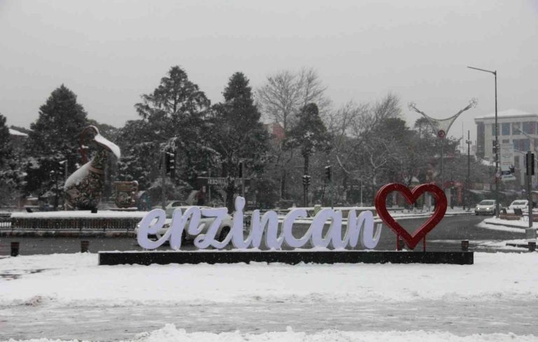 ERZİNCAN’DA KAR YAĞIŞI SEVİNÇLE KARŞILANDI