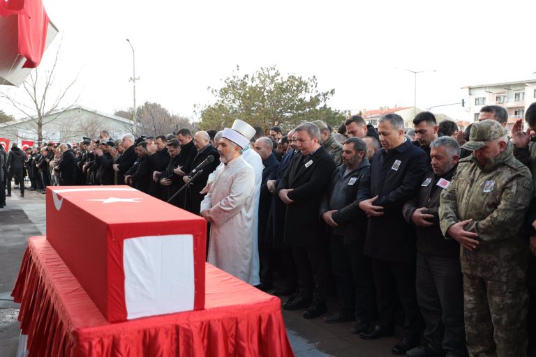 ERZİNCAN ŞEHİDİNİ GÖZYAŞLARIYLA SON YOLCULUĞUNA UĞURLANDI