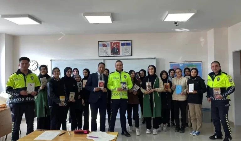 REFAHİYE’DE TRAFİK POLİSLERİ, ÖĞRENCİLERE MESLEKLERİNİ TANITIP KİTAP VERİYOR