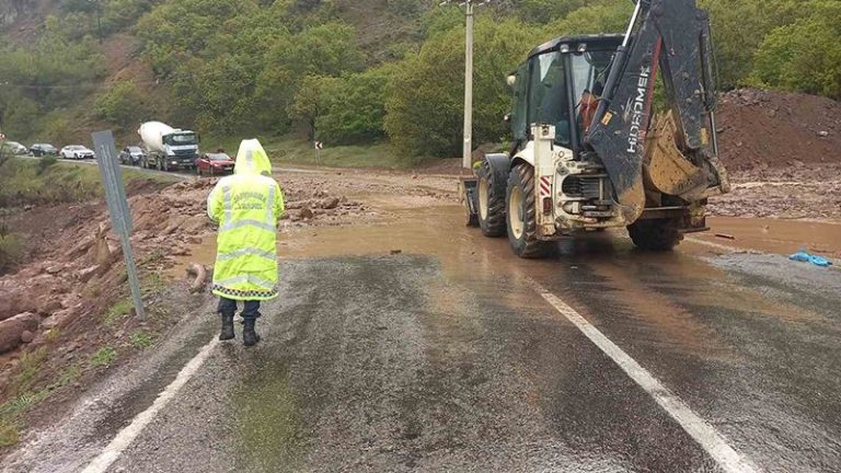 TUNCELİ-ERZİNCAN KARAYOLUNDA HEYELAN NEDENİYLE KAPANAN YOL TRAFİĞE AÇILDI