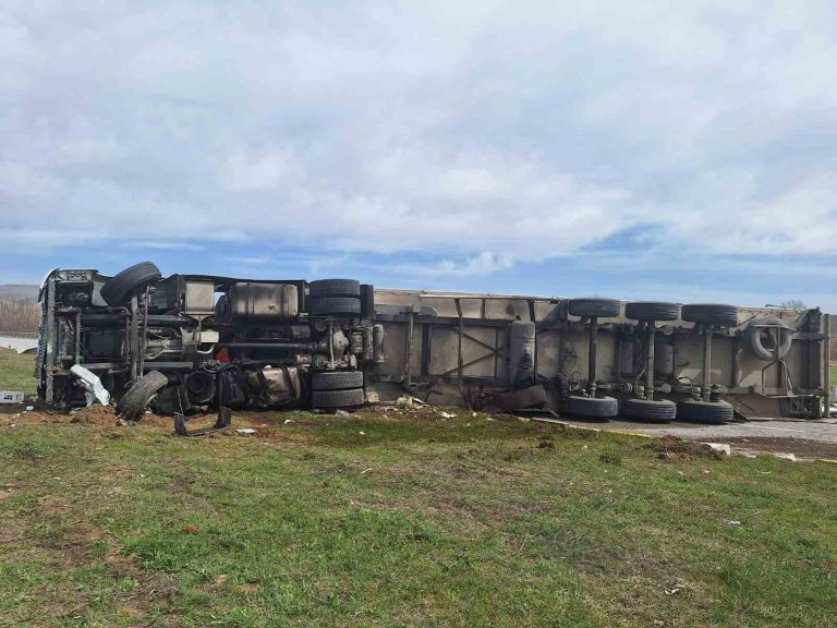 TERCAN KARAYOLUNDA TIR DEVRİLDİ 2 YARALI