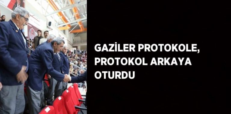 ERZİNCAN’DA GAZİLER PROTOKOLE, OTURDU PROTOKOL BİR ARKA SIRAYA GEÇTİ