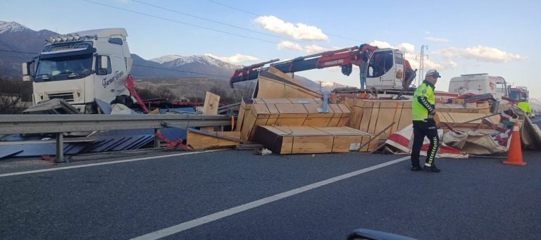 ERZİNCAN KARAYOLUNDA TIR DEVRİLDİ, YOL KAPANDI