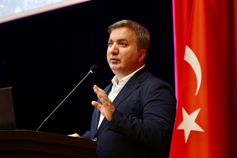 VALİ AYDOĞDU, MUHTARLARIN, UÇ BEYLERİ OLDUĞUNU VE KAMU GÖREVİ YÜRÜTTÜKLERİNİ BELİRTİ
