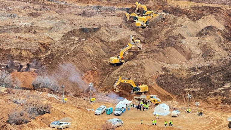 İLİÇ’TE TOPRAK ALTINDA KALAN 9 İŞÇİDEN 3’ÜNÜN DAHA CANSIZ BEDENİNE ULAŞILDI1 İŞÇİYİ İSE ARAMA ÇALIŞMALARI SÜRÜYOR.