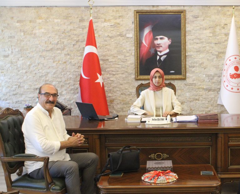 GAZETECİ COŞKUNFIRAT, TERCAN’A ATANAN KAYMAKAM NESLİHAN KISA DUMAN’I ZİYARET ETTİ.