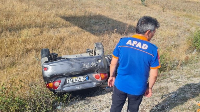 REFAHİYE’DE SÜRÜCÜNÜN DİREKSİYON HÂKİMİYETİNİ KAYIP ETTİŞARAMPOLE UÇTU 6 YARALI