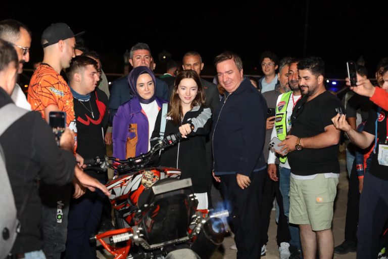 ERZİNCAN’DA ERGAN DAĞI KAYAK MERKEZİ’NDE,  MOTOSİKLET AKROBASİ ŞOV