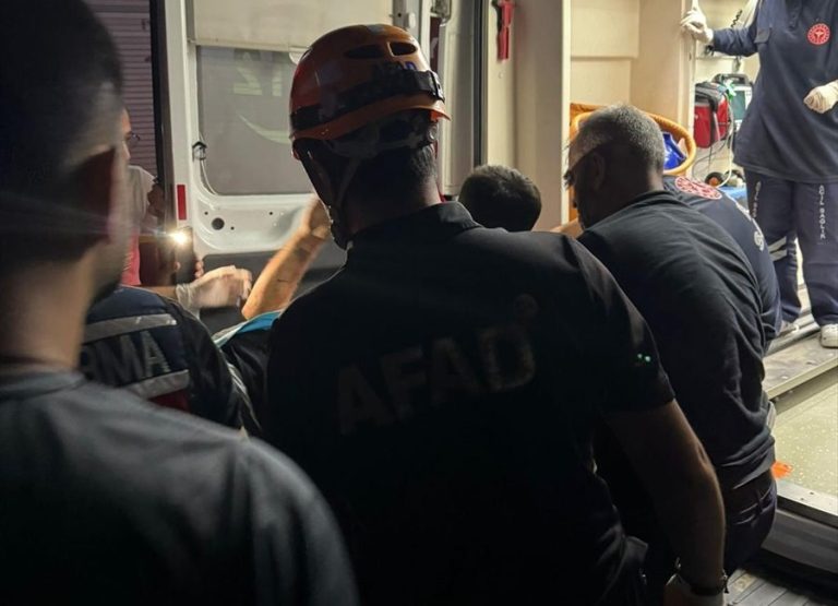 TERCAN’DA  TIR DEVRİLDİ SÜRÜCÜYÜ  AFAD EKİPLERİ KURTARDI
