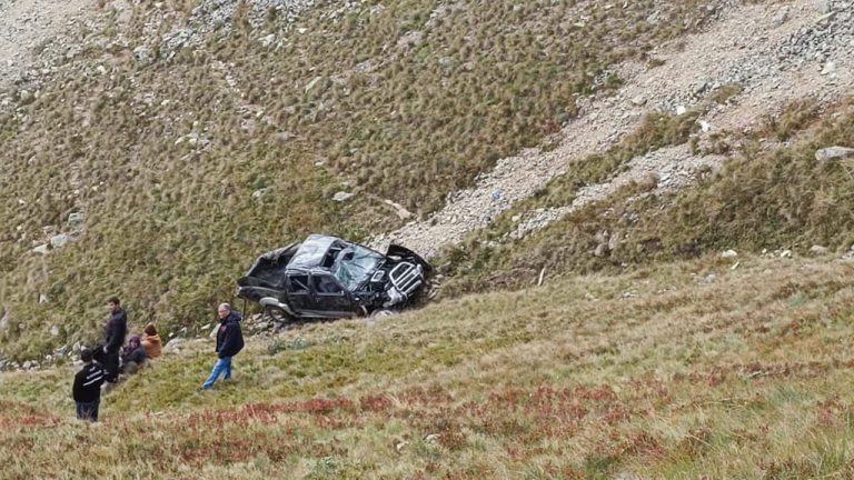 GÜMÜŞHANE’DE UÇURUMA YUVARLANAN KAMYONETİN SÜRÜCÜSÜ ÖLDÜ, EŞİ YARALANDI