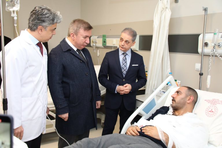 VALİ AYDOĞDU ERZİNCAN SAKALTUTAN MEVKİİNDE KAZA YAPAN, YARALANANLARI HASTANEDE ZİYARET ETTİ