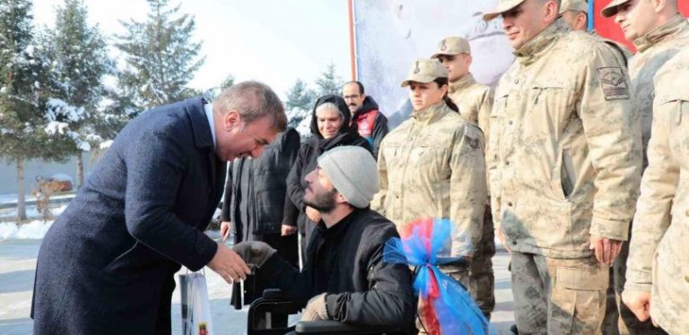 ERZİNCAN’DA ENGELLİLER GÜNÜNDE ENGELLİLERE TEKERLEKLİ SANDALYE DAĞITLDI
