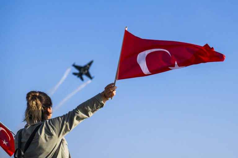 MERSİN SEMALARINDA NEFESLER TUTULDU SOLOTÜRK RÜZGÂRI ESTİ