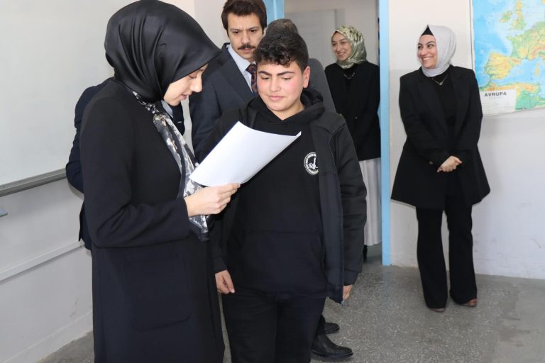 TERCAN’DA YARIYIL TATİL ZİLİ ÇALDI ERZİNCAN’DA 41 BİN 540 ÖĞRENCİLER KARNELERİNİ ALDI