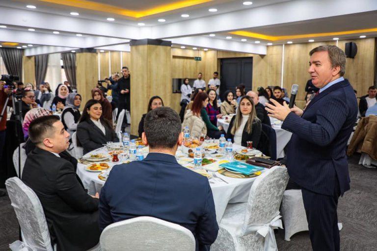 ERZİNCAN VALİSİ AYDOĞDU YENİ ATANAN ÖĞRETMENLERLE “SEVGİ İKLİMİNİ OLUŞTURMALIYIZ”