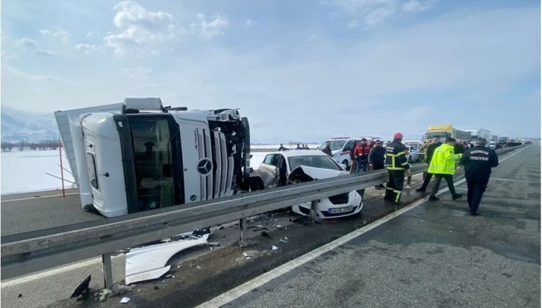 ERZİNCAN’DA TIR VE OTOMOBİL ÇARPIŞTI 3 YARALI
