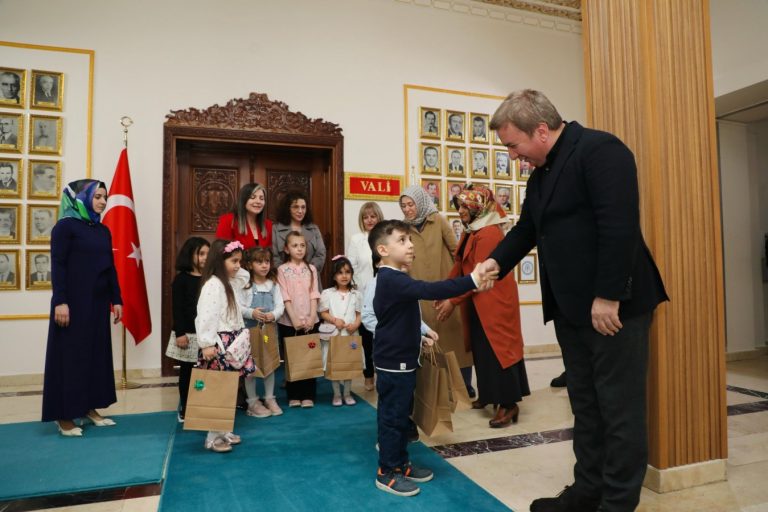 MİNİKLERDE ERZİNCAN VALİSİ AYDOĞDU’YA BAYRAM KUTLAMASI