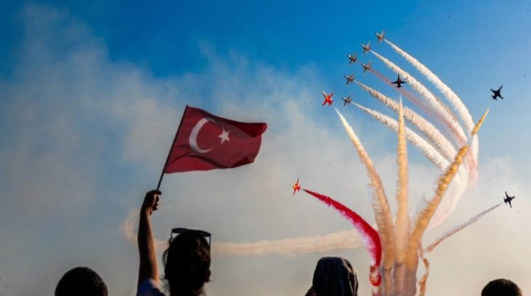 TÜRK YILDIZLARI’NEFESLERİ KESTİ İZLEYENLERİ BÜYÜLEDİ
