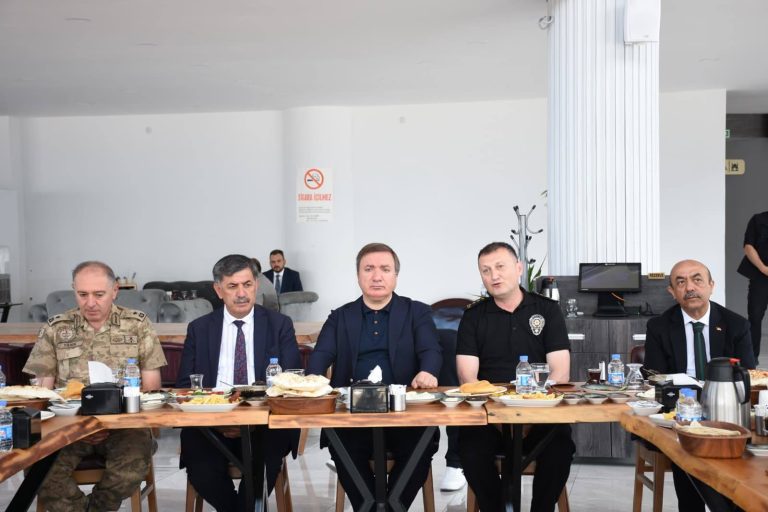 ERZİNCAN VALİSİ AYDOĞDU İL EMNİYET MÜDÜRÜ, ŞEHİT AİLELERİYLE BİR ARAYA GELDİ