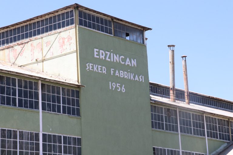 ERZİNCAN İPLİK FABRİKASINDAN SONRADA ERZİNCAN ŞEKER FABRİKASI KAPATILDI, MAKİNE FABRİKASININ KAPISINA KİLİT VURULDU