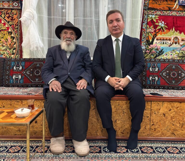 ERZİCAN VALİSİ AYDOĞDU’DAN ALEVİ DEDESİ UĞURLU’YU ZİYARET