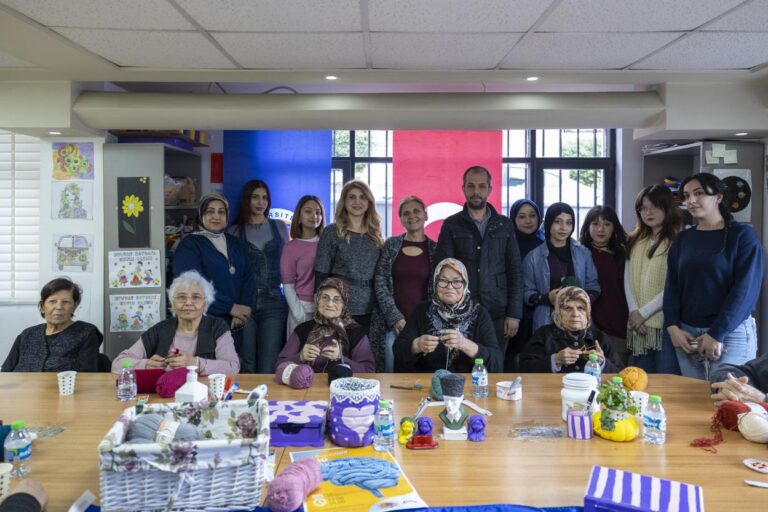 ALZHEİMER HASTALARI SANATA VE HAYATA DOKUNUYOR