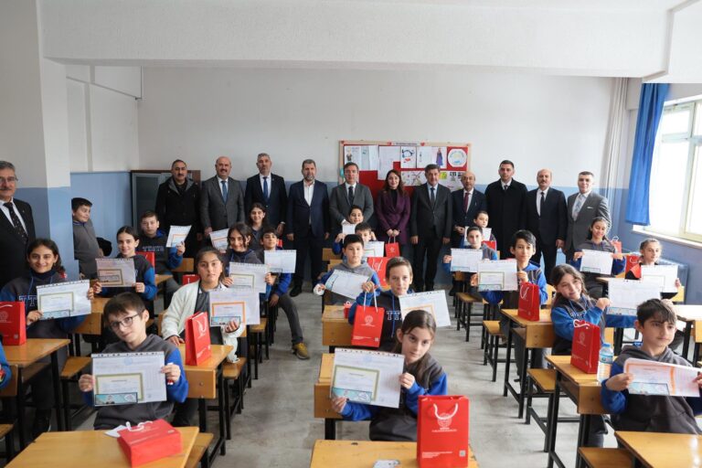 ERZİNCAN’DA ÖĞRETİM YARIYILI ZİLİ ÇALDI 41 BİN ÖĞRENCİ KARNE ALDI,