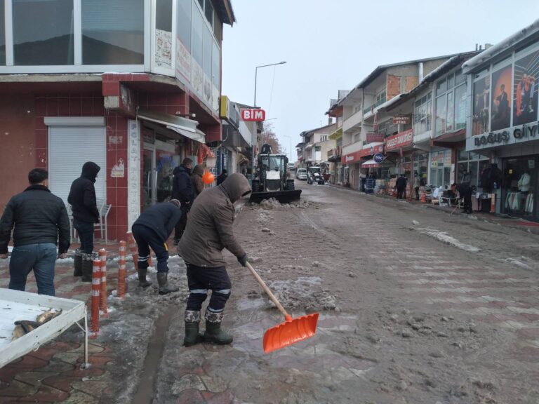 TERCAN, ÇAYIRLI  VE OTLUKBELİ’DE KARLA MÜCADELE ARALIKSIZ SÜRÜYOR