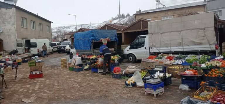 TERCAN’DA SOĞUK HAVA NEDENİYLE KAPALI OLANPAZAR YERİ YENİDEN AÇILDI
