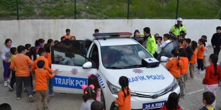 TERCAN’DA ÖĞRENCİLERE TRAFİK GÜVENLİĞİ, YAYALAR İÇİN GÜVENLİ GEÇİŞ EĞİTİMİ