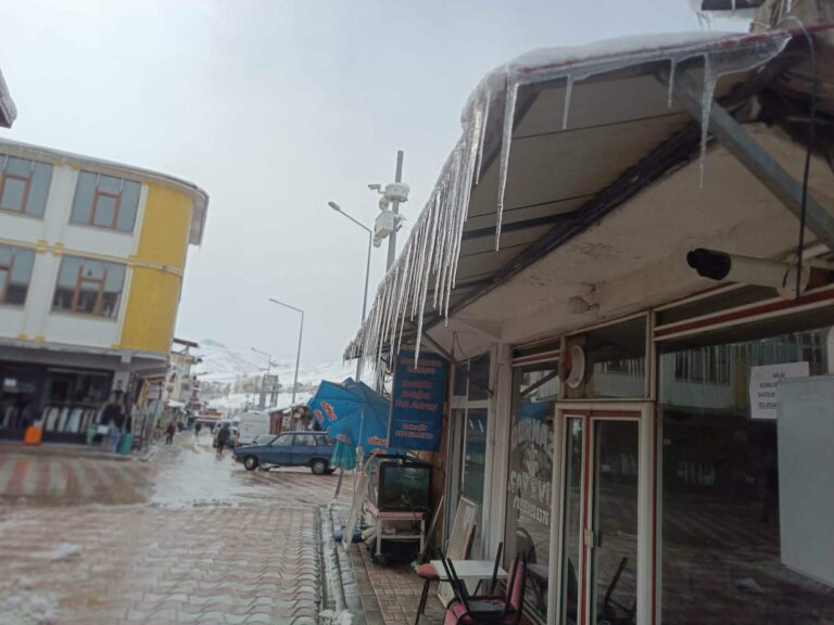 TERCAN’DA DONDURUCU SOĞUKLAR  SOĞUK’’ ÇATILARDAKİ BUZ SAÇAKLARI KORKUTUYOR