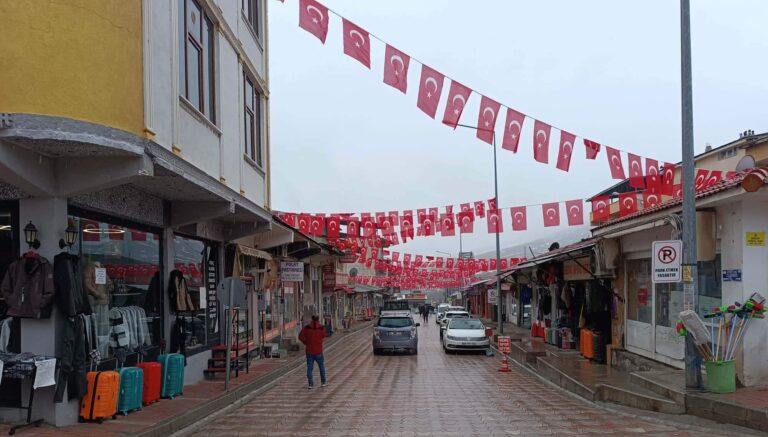 TERCAN’IN 17 ŞUBAT KURTULUŞU DOLAYISIYLA HAZIRLIKLAR BAŞLADI CADDELER BAYRAKLARLA DONATILDI.
