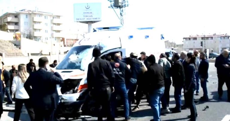 TERCAN’DA GÖREVE GİDEN AMBULANS TIRLA ÇARPIŞTI” 2 SAĞLIK PERSONELİ YARALANDI