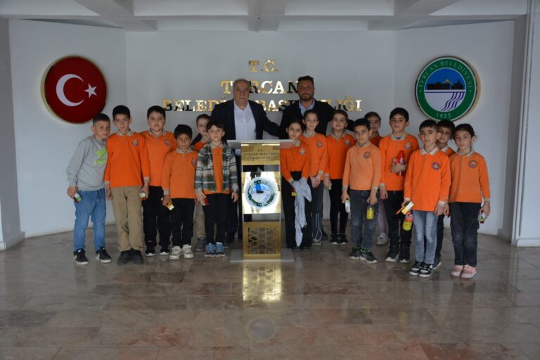 KÜÇÜKLERDEN BÜYÜK ZİYARET’’BAŞKAN YILMAZ ÖĞRENCİLERİ AĞIRLADI’’