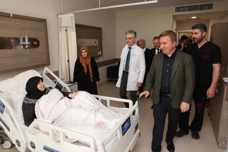 VALİ AYDOĞDU’DAN ANLAMLI ZİYARET: HASTALARA MORAL, SAĞLIK ÇALIŞANLARINA DESTEK